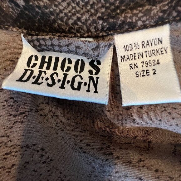 Chico's Design Size 2/ US L Snake Animal Print Blouse Abalone Buttons Longline - Picture 9 of 11